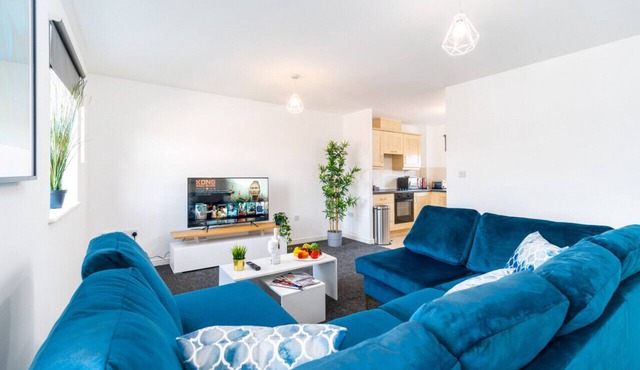 Spacious Two Bed Apartment - Parking