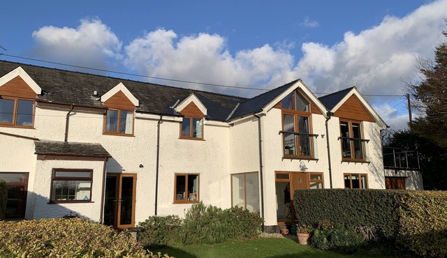 Spacious Ty Adeiladwr Cwch, with stunning mountain views near Red Wharf Bay