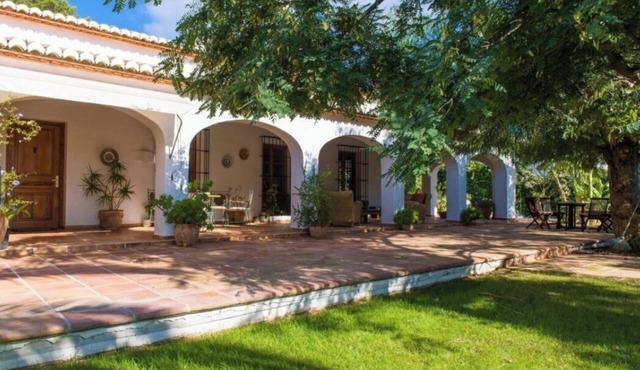 Spacious villa with pool and large garden near beach and restaurants