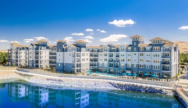 Sparks Marina 2BR Mountain Views Pool Hot Tub