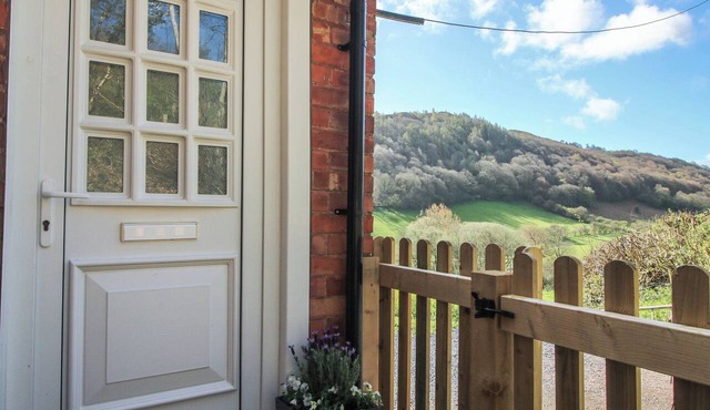 SPRING BANK, family friendly, with a garden in Llanfyllin