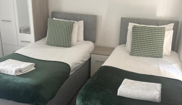 Spring Crescent Apartments - Spacious 1 Bed with Parking, Sleeps 4