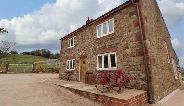SPRINKS FARM, pet friendly, with open fire in Biddulph Moor