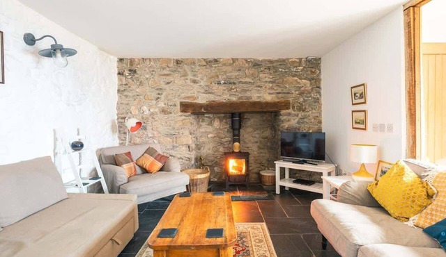 St Davids Hideaway with Roll-top Bath & Log Burner
