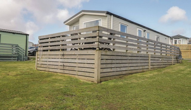 STANDARD CARAVAN AT THREE LOCHS HOLIDAY PARK, with pool in Glenluce