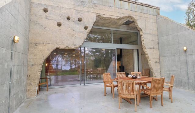 STANDBY GENERATOR BUNKER, pet friendly, with open fire in Weymouth