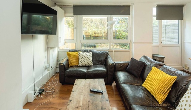 Stepney Green Haven: Modern 4-Bed Garden Retreat