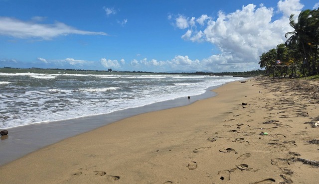 Steps to the Beach · 3BR House · Sleeps 6