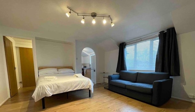 Studio Flat - Free Parking, 5 Mins Walk To Station
