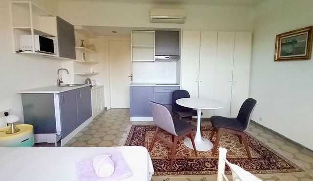 Studio for 2-3 in villa, satellite TV, garden, pool, 10 min. walk to the beach