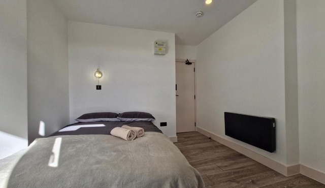 Studio - Sleeps 2 - WiFi - Free Secure Parking