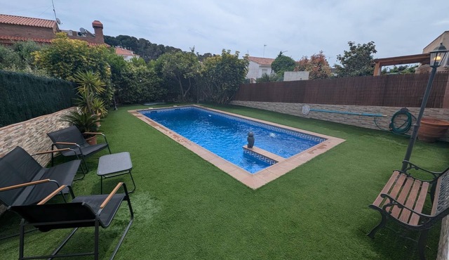 Studio with shared pool near the beach and Creixell town center.