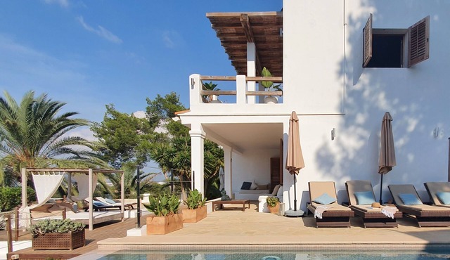 Stunning 5 Bedroom Villa With seaviews, garden & heated pool 5 min to the beach