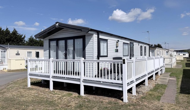 Stunning 6 berth caravan at Suffolk Sands Holiday Park ref 45031G