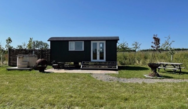 Stunning Lakeside Shepherd's Hut - Hot Tub & Sauna