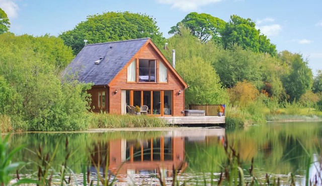 Stunning lodge built over the edge of the lake.