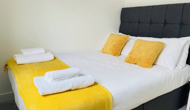 Stunning open plan Penthouse, 3bedroom with terrace sleeps 7, Private parking