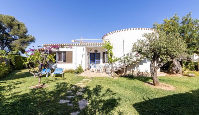 Stunning private villa for 7 guests with A/C, hot tub, WIFI, TV and patio