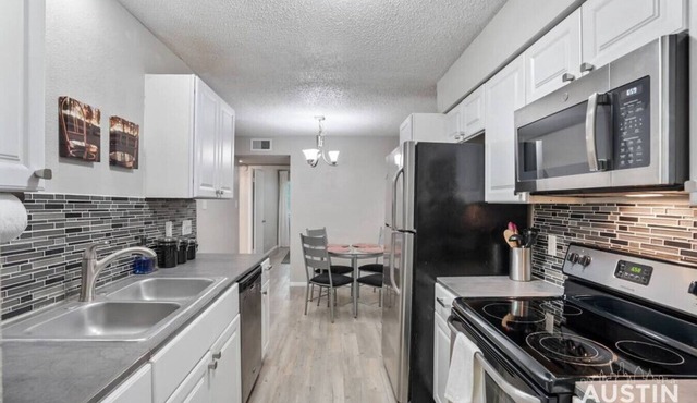 Stunning S Lamar Apt | Walk to Music + Bars + Food
