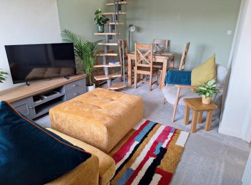 Stylish 2 Bed Flat Walk to Station Free Parking St Neots