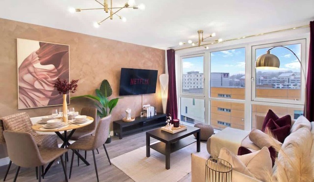 Stylish 2 Bed Apartment in Central Hemel + Parking