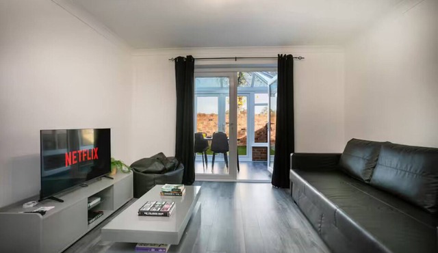 Stylish 2-Bed Home in Nottingham | WiFi | - Pass the Keys