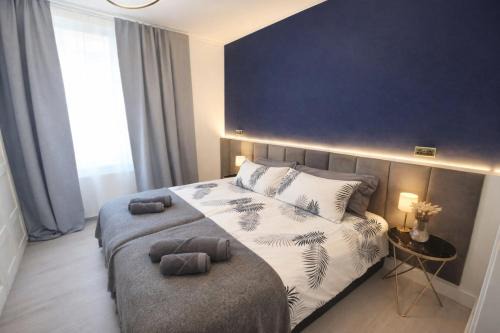 Stylish 2BR House Parking & WiFi Sleeps 6