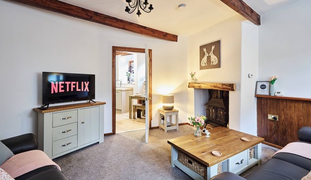Stylish 3‑bed cottage with original beams and modern comforts. With smart TV and Netflix, fully equipped kitchen with coffee machine. 3 bedrooms. Private entrance, seating area and parking for 2–3 cars. Ideal base for Haworth and Brontë Country.