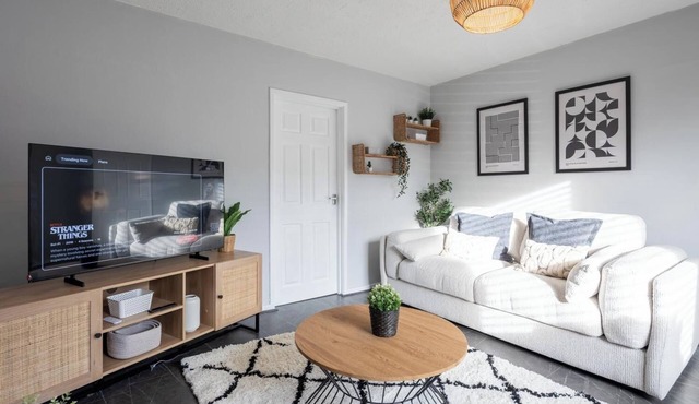 Stylish 4-Bed House Close to M32 + Free Parking
