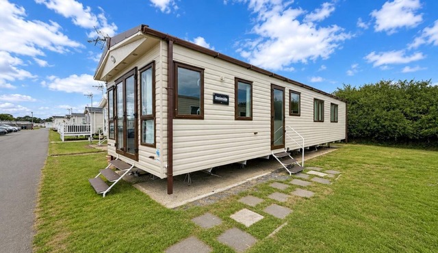 Stylish 4 berth caravan at Dovercourt Holiday Park ref 44413A