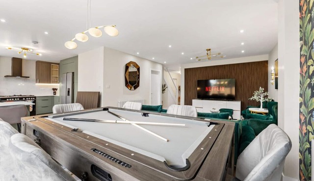 Stylish 5-bed home near Heathrow & Windsor with games area and large garden