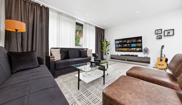 Stylish 5BR + Spacious Parking | 7 Beds Sleeps 11