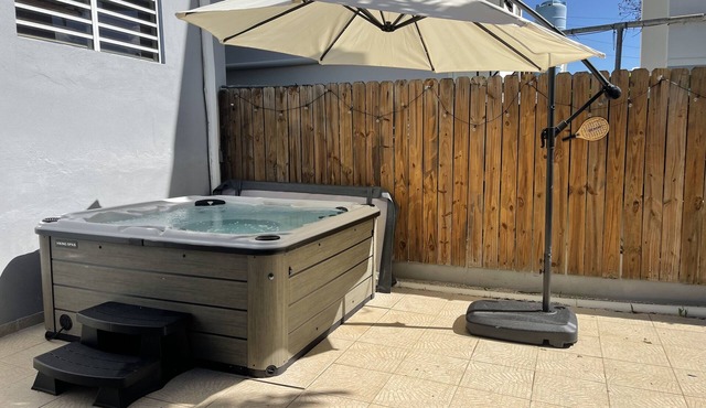 Stylish and cheerful 3 bedrooms house with hot tub. Pet Friendly!