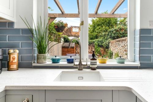 Stylish Central Saffron Walden Cottage with Courtyard Garden