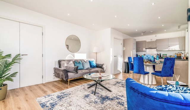 Stylish Colindale Apartment| Balcony w/City Views