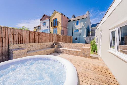 Stylish Cottage with Hot Tub & Countryside Views
