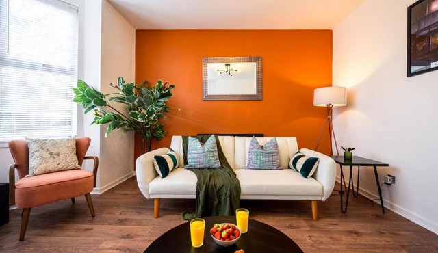 Stylish Modern Manchester Home - Perfect for Work, Leisure & Stadium Visits with Parking