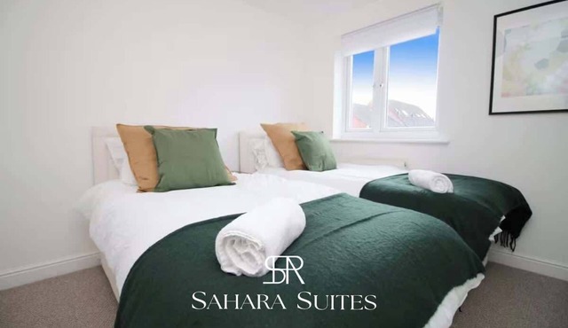 Stylish & Spacious 5Bed Home - Sleeps 10 - Parking