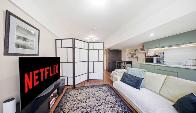 Stylish Studio - Sleeps 2 & Private Parking