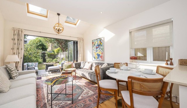 Stylish Surbiton Home | 7-Min Walk to Station - Pass the Keys