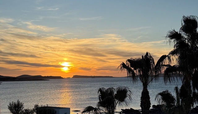 Sunset Views on the Sea, Ibiza Waterfront Apartment 3 Bd 2 Baths Sleeps 6-8