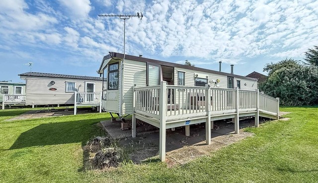 Superb caravan with decking close to Hunstanton beach in Norfolk ref 23060S