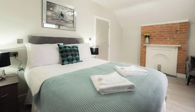 Superior 1st Floor Apartment with Parking
