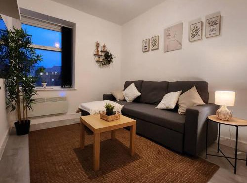 SuperValue Suite 6 - Fast WiFi, Hotel Linen, Keyless Entry, City only 10 Mins - BY PROPERTY PROMISE