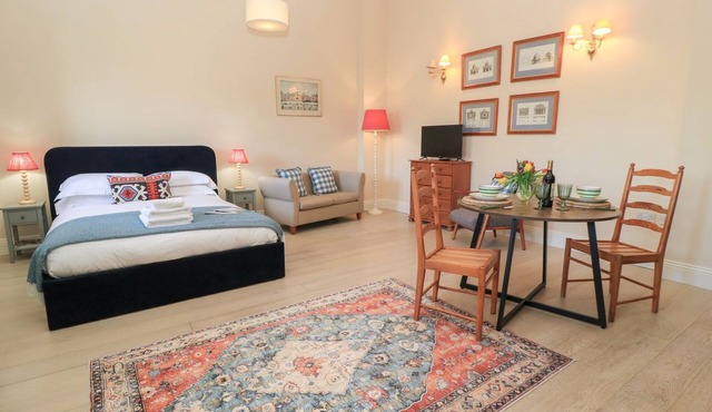 SWALLOW STUDIO, pet friendly, with a garden in Andoversford