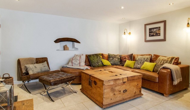 Swn Y Mor - Four Bedroom House, Sleeps 9