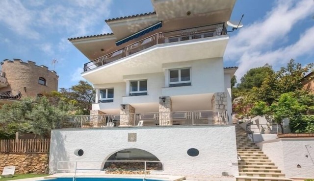 th128 Villa in Tarragona 4 bedrooms · 5 beds · 4 baths