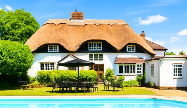 Thatched Cottage with Secure Garden, Dog & Family Friendly!