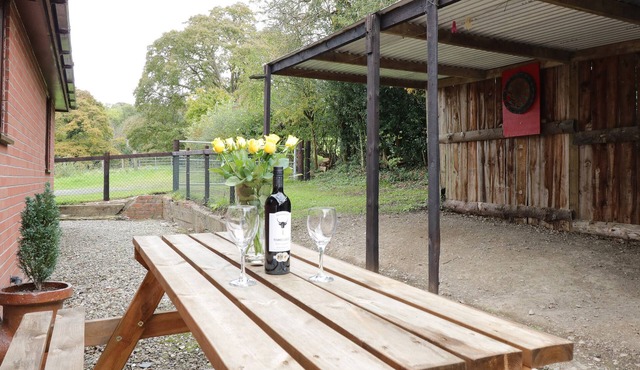 THE ALDERS, pet friendly, with open fire in Llanfyllin
