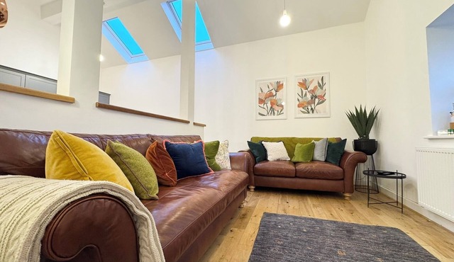 The Barn in Courtyard, 3 -Bed, Sleeps 5, Long Term Rental Available